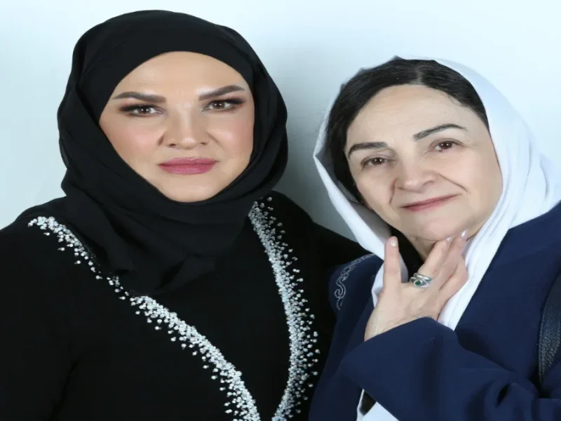 استایل شیک «آذر معماریان» همسر علی معلم کنار هنرمندان