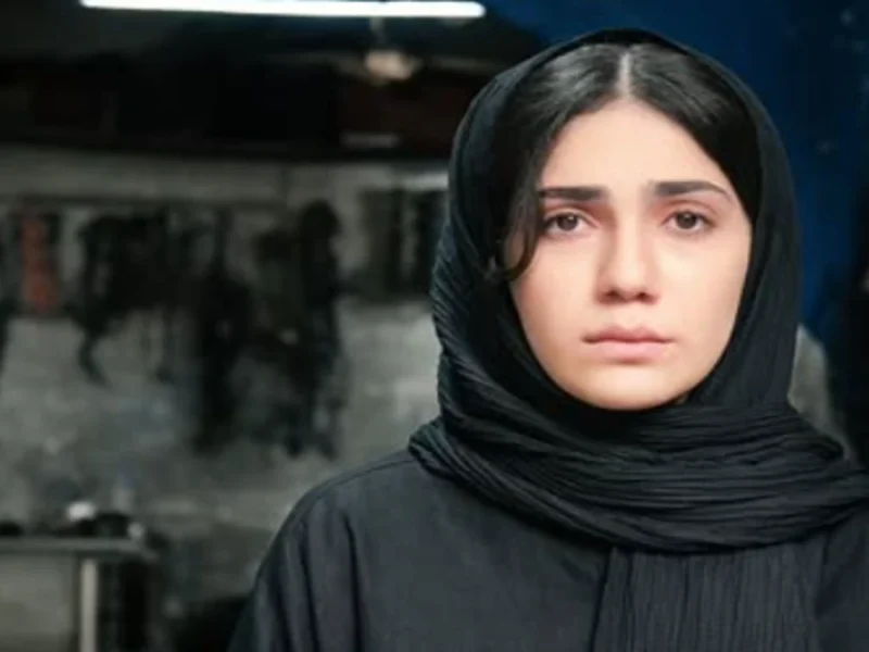 چهره جذاب «آرزو تاجیک» بازیگر نقش الهام در کنار دیگر بازیگران سریال جان سخت