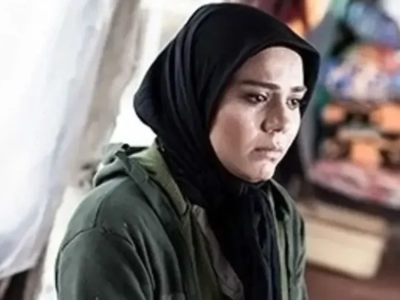 آزاده زارعی در نقش «باران» در حال امضای پوستر سریال «آوای باران» در یک مراسم