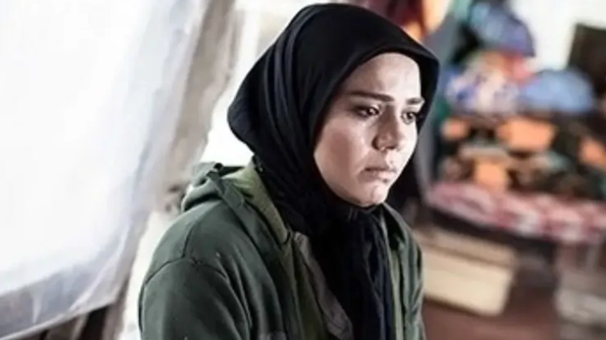 آزاده زارعی در نقش «باران» در حال امضای پوستر سریال «آوای باران» در یک مراسم آزاده زارعی در نقش «باران» در حال امضای پوستر سریال «آوای باران» در یک مراسم