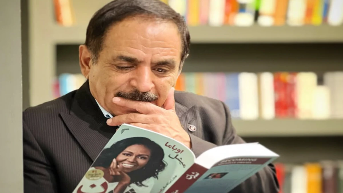 قدرت الله ایزدی آقا رشید با پوشش خاص در استخر