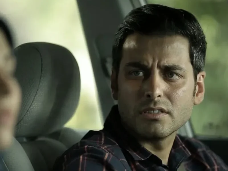 عکس «محمدعلی» سریال آنام در حال نشانه گیری با اسحله تک تیرانداز