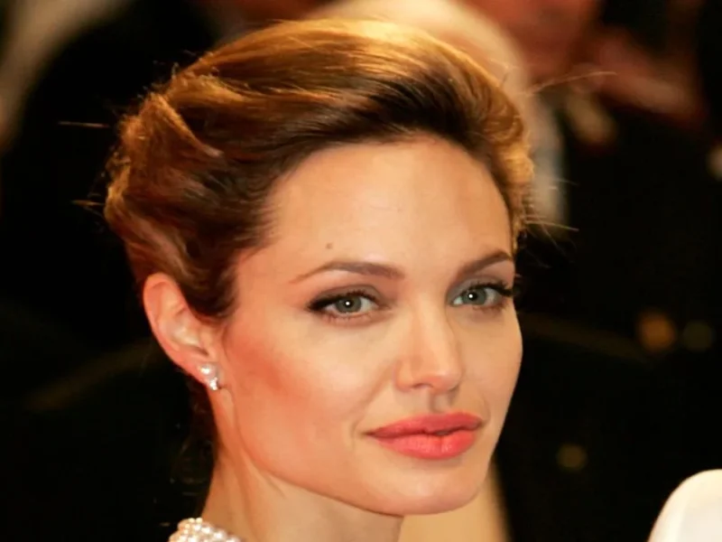 ژست عاشقانه آنجلینا جولی در کنار برد پیت؛ سال 1386