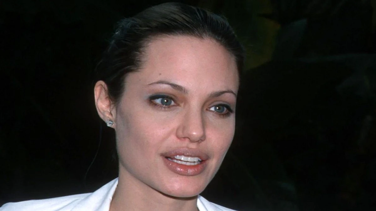 خبر روز | عکس آنجلینا جولی در 17 سالگی در کنار برادرش سال 1371 عکس آنجلینا جولی در 17 سالگی در کنار برادرش سال 1371