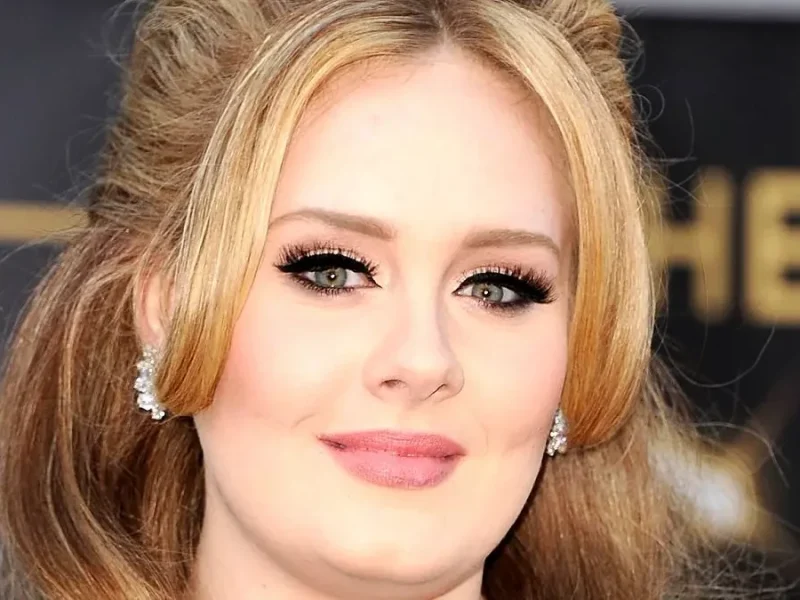 تصویر روز | «ادل» 21 ساله؛ در حال قدم زدن در خیابانی در لندن؛ سال 1387 «ادل» 21 ساله؛ در حال قدم زدن در خیابانی در لندن؛ سال 1387