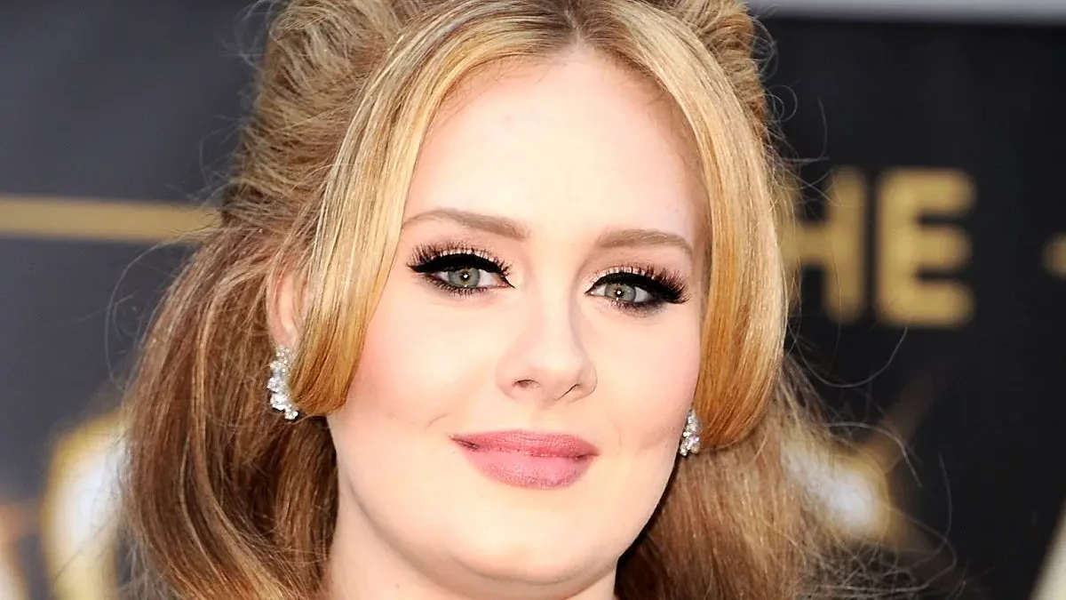 «ادل» 21 ساله؛ در حال قدم زدن در خیابانی در لندن؛ سال 1387