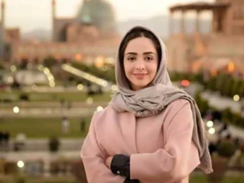 پوشش المیرا دهقانی به سبک زنان قدیمی