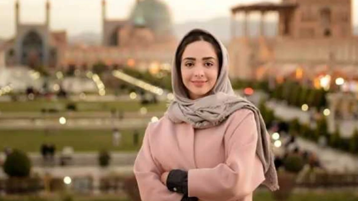 پوشش المیرا دهقانی به سبک زنان قدیمی