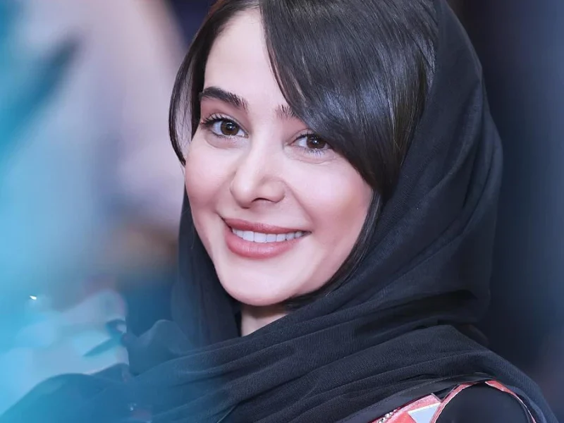 الناز حبیبی با ژست جذاب