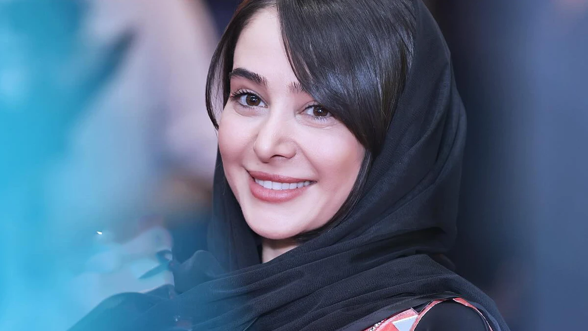 الناز حبیبی با ژست جذاب
