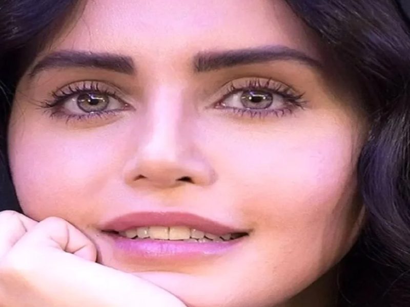 الناز شاکر دوست با دسته گلی زیبا و سرخ بهاری