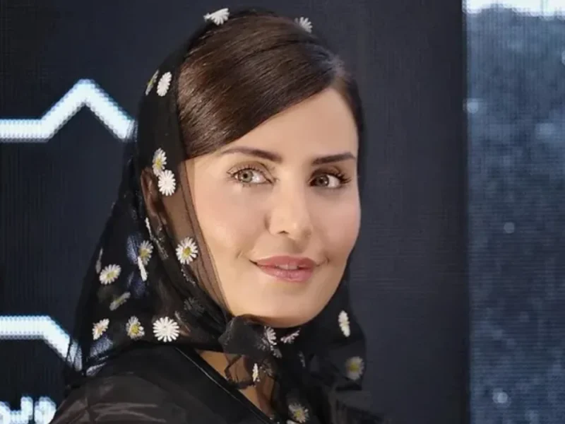 الناز شاکردوست با دسته گلی زیبا و سرخ قابی معرکه