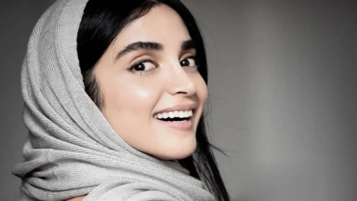 تصویر روز | الهه حصاری با ژستی جذاب؛ انگشت به دهن الهه حصاری با ژستی جذاب؛ انگشت به دهن