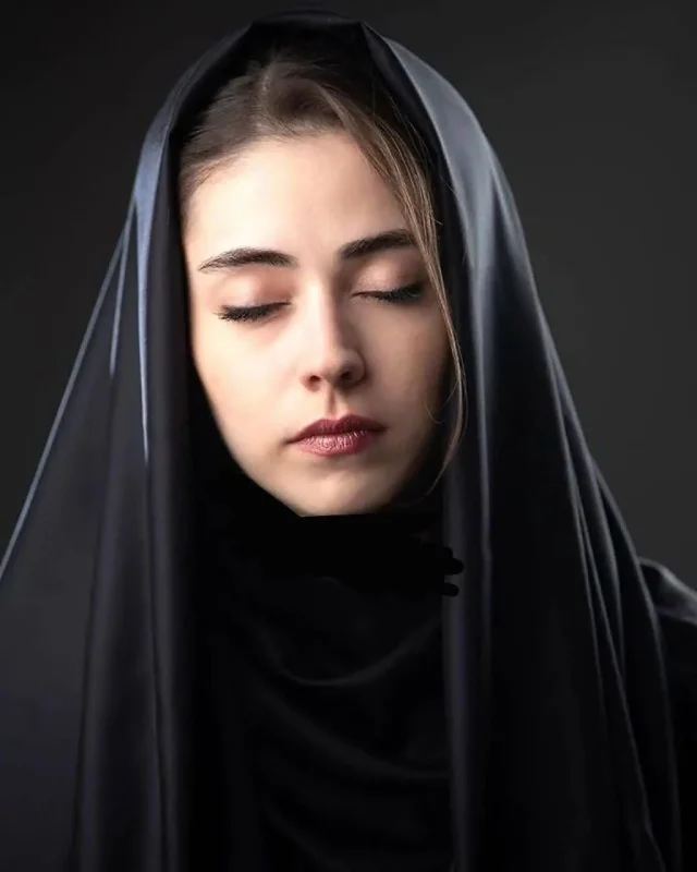 خبر روز | عکس جدید نیلوفر رجاییفر با چشمانی بسته بازیگر نقش الیزابت پایتخت 4 الیزابت