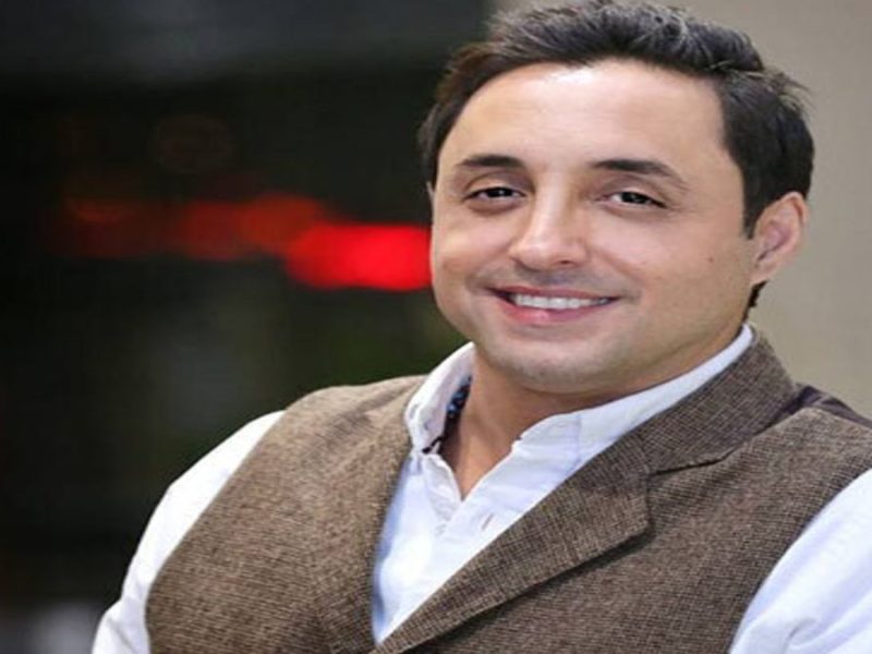 چهره دیدنی امیرحسین رستمی با لباس لیمویی و خاصش