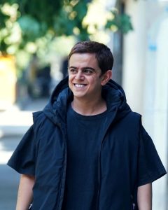 تاریخ وبگردی |تغییرات دیدنی «امیرمحمد» مجری برنامه کودک بعد 20 سال در 28 سالگی