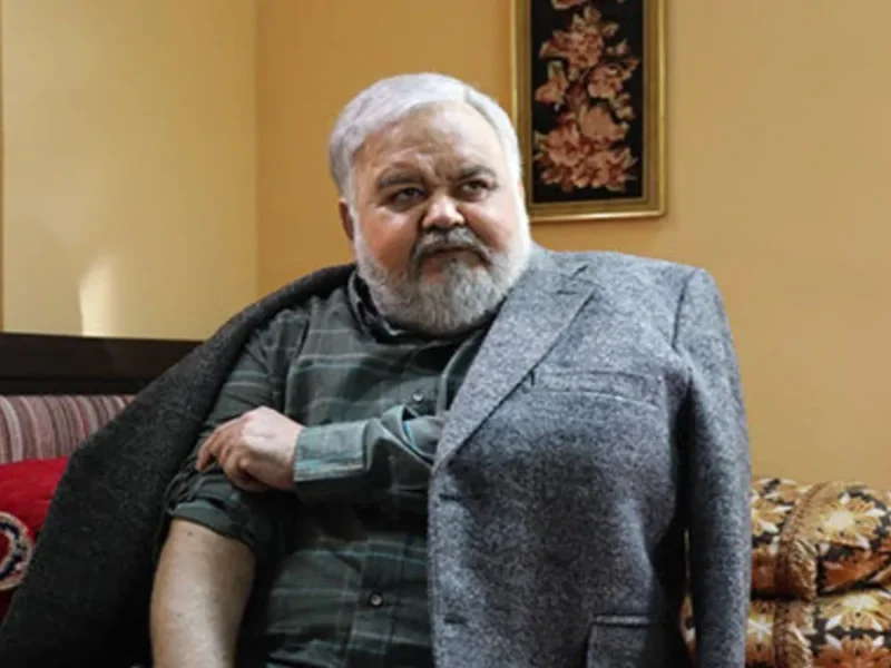 از دور دورهای "اکبر عبدی" همراه همسرش با موتور که سوژه کاربران شده
