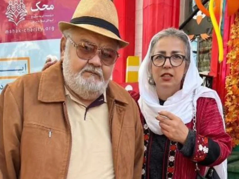 اکبر عبدی همراه همسرش با موتور