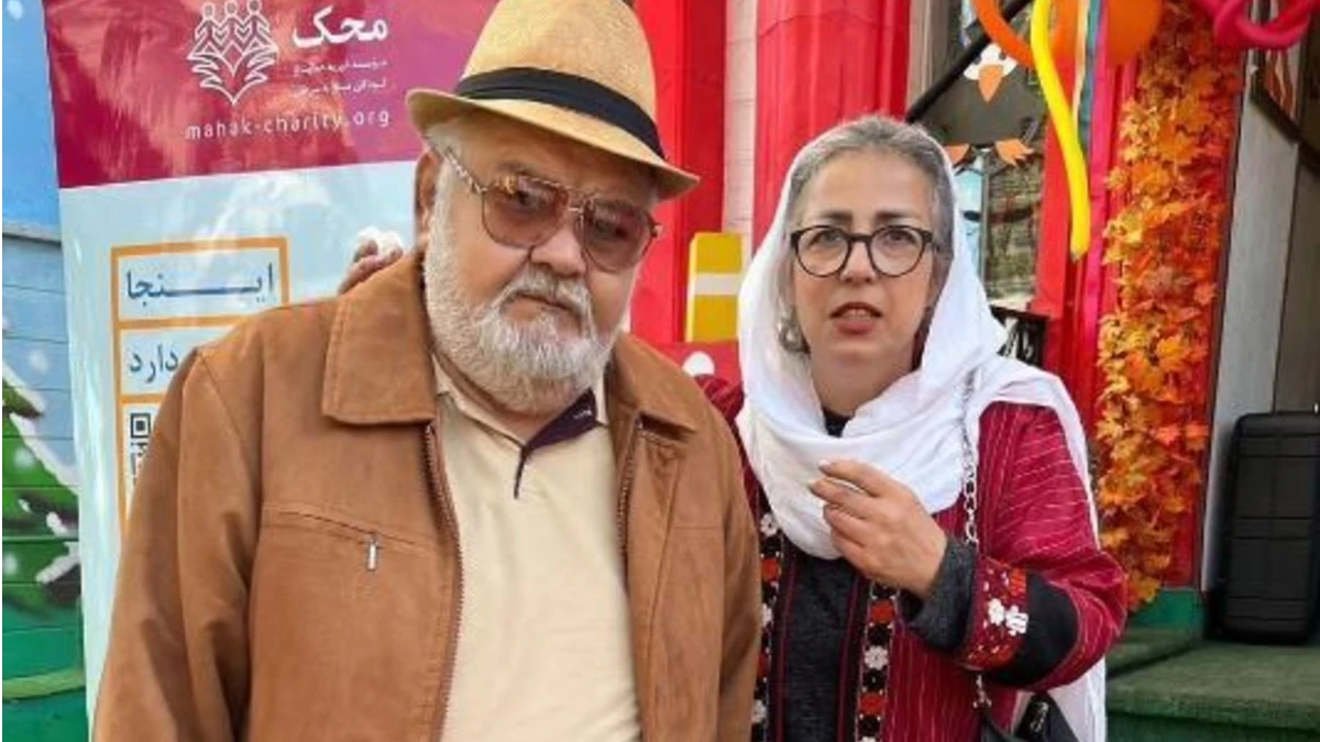 اکبر عبدی همراه همسرش با موتور