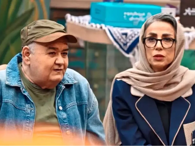 عکس دورهمی ساده اکبر عبدی و خانواده اش در یک فست فودی 