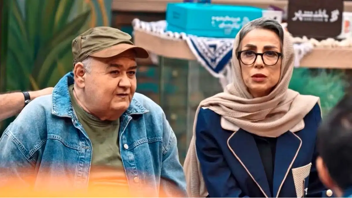 عکس دورهمی ساده اکبر عبدی و خانواده اش در یک فست فودی
