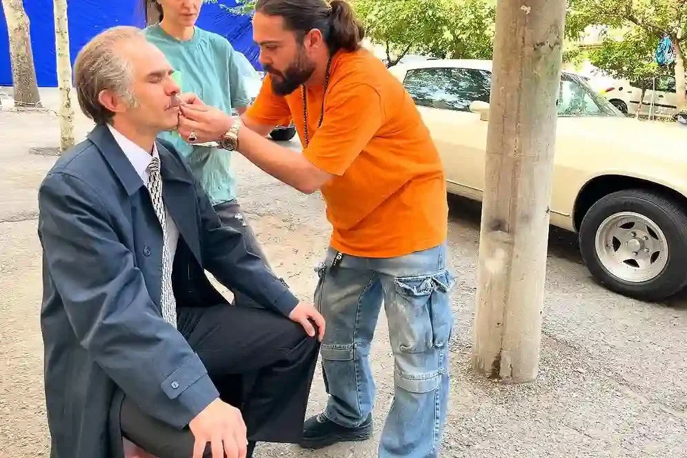 خبر روز | آمادهسازی جمشید خان تاسیان برای یک سکانس خاص! 2 بابک 4 edited