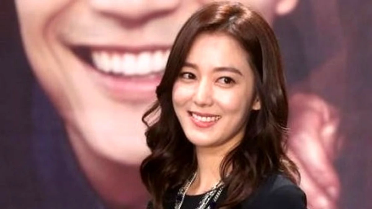 بانو جانگ در حال تمرین دیالوگ در پشت‌صحنه سریال دونگ‌یی