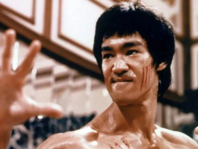 «بروسلی و جان ساکسون» در پشت صحنه فیلم اژدها وارد می شود