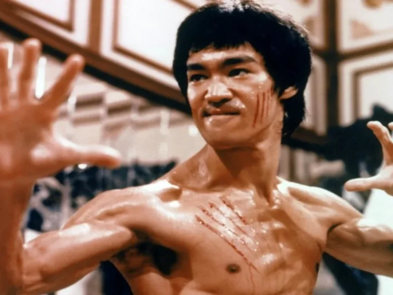 عکس «بروسلی» در حال اجرای حرکات رزمی در پشت صحنه یک فیلم سال 1351