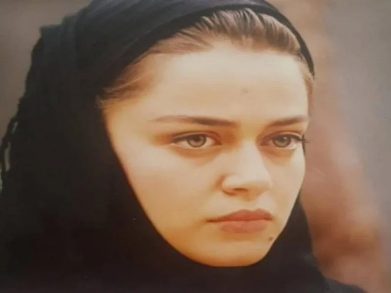 ژست عجیب و غریب «بهاره رهنما» کنار برج ایفل پاریس در 50 سالگی