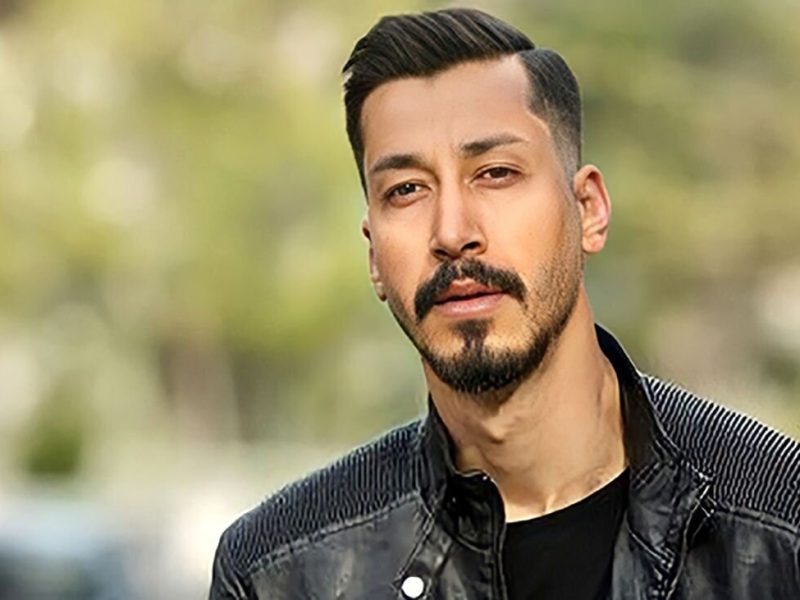 عکس جدید بهرام افشاری در کنار ساختمانی مجلل در خارج از کشور