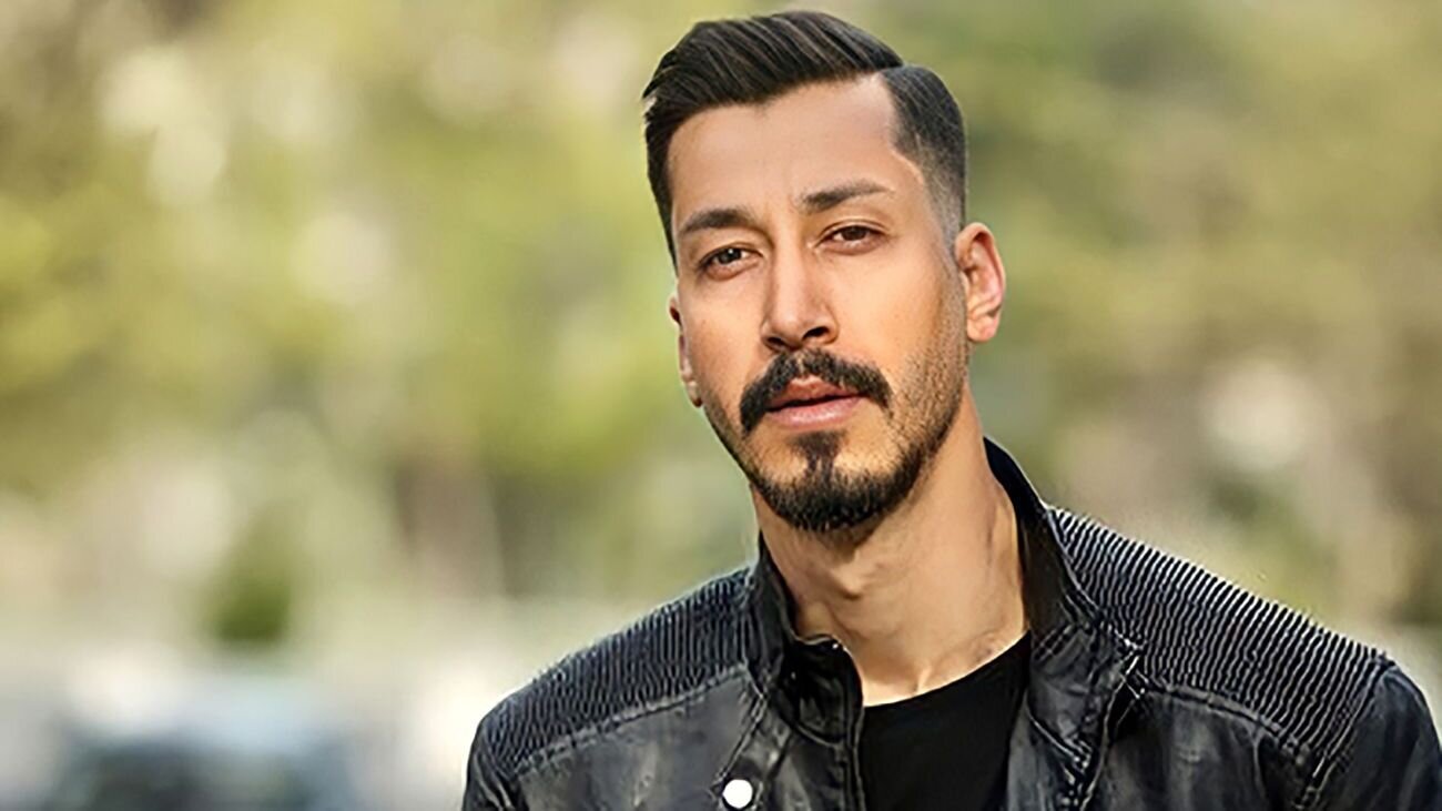 عکس جدید بهرام افشاری در کنار ساختمانی مجلل در خارج از کشور