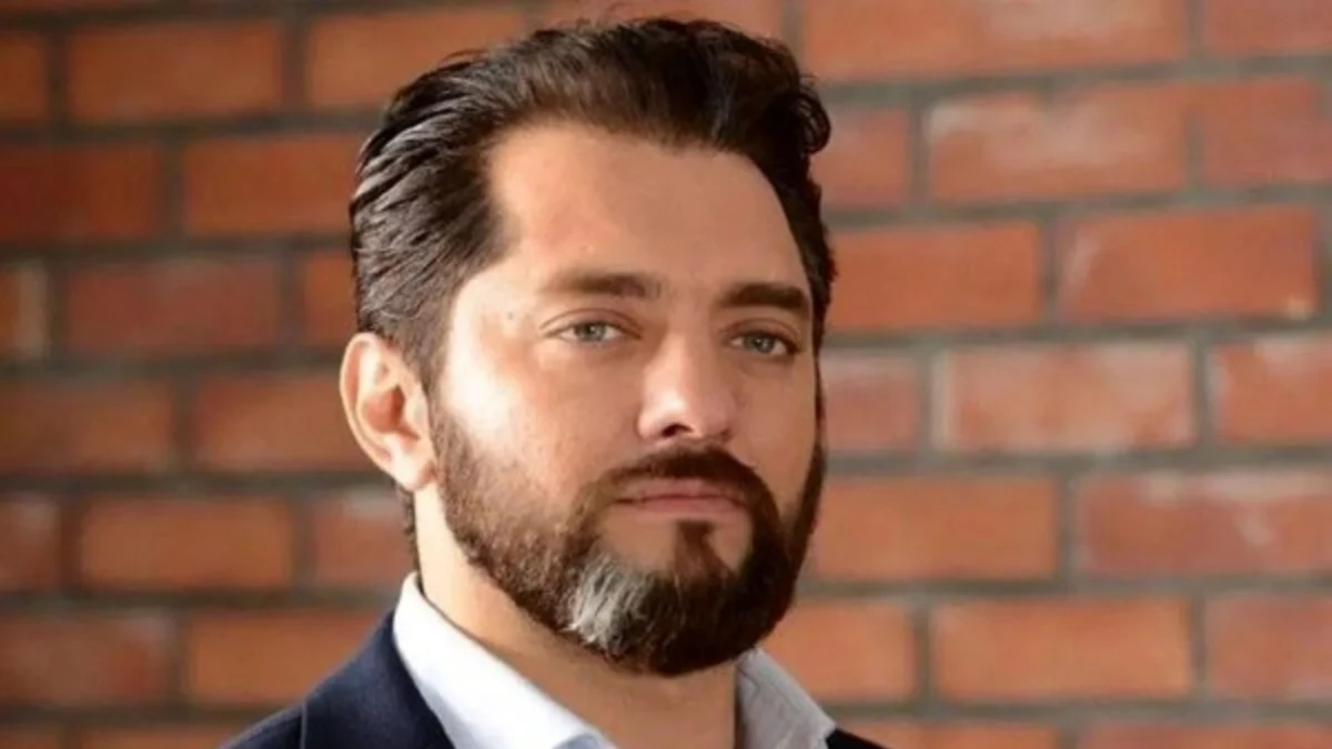 عکس‌های جدید بهرام رادان در حاشیه نمایش فیلم «گیلانه» با کت شلوار گران قیمتش