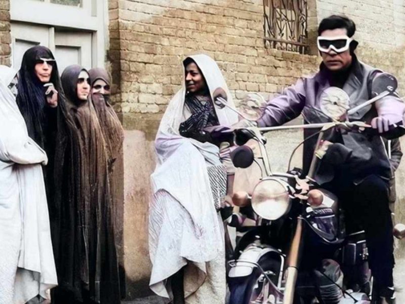 عکس خاطره انگیز «بهروز وثوقی و بهمن مفید» در صحنه‌هایی از فیلم رضا موتوری