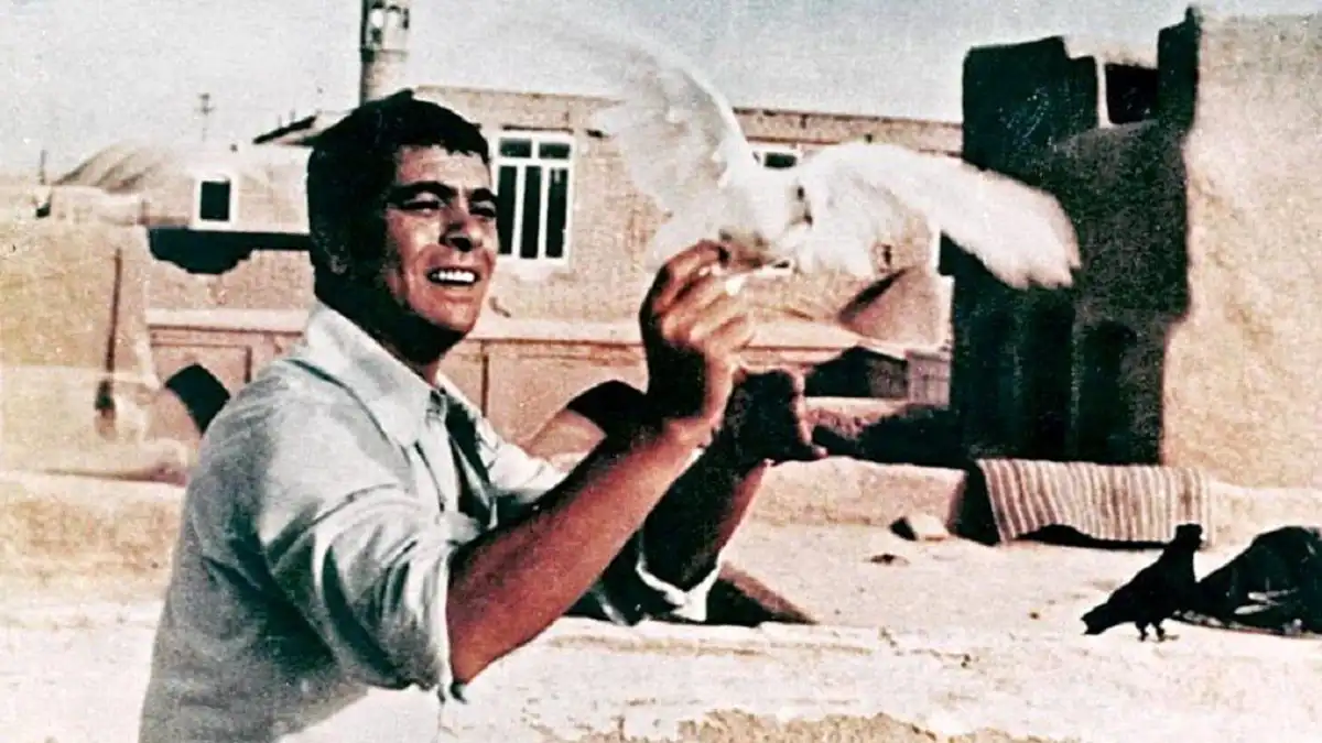 عکس صف جلوی سینما روز اکران فیلم طوقی سال ۱۳۴۹