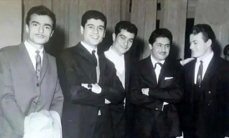 سفر در زمان؛ عکس «بهروز وثوقی» در ۳۰ سالگی کنار جمع دوبلورها؛ دهه ۴۰ بهروزوثوقی 8