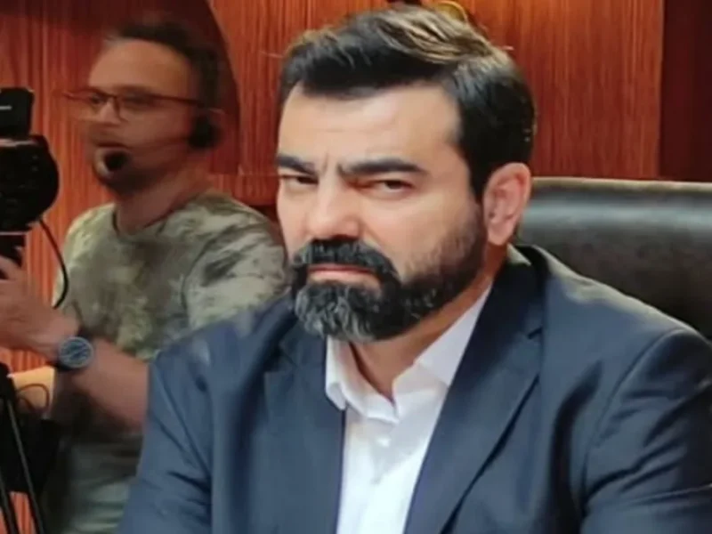 نقش متفاوت از “بهزاد خلج” در نقش «سرمایه‌گذار آبان» در سریال آبان