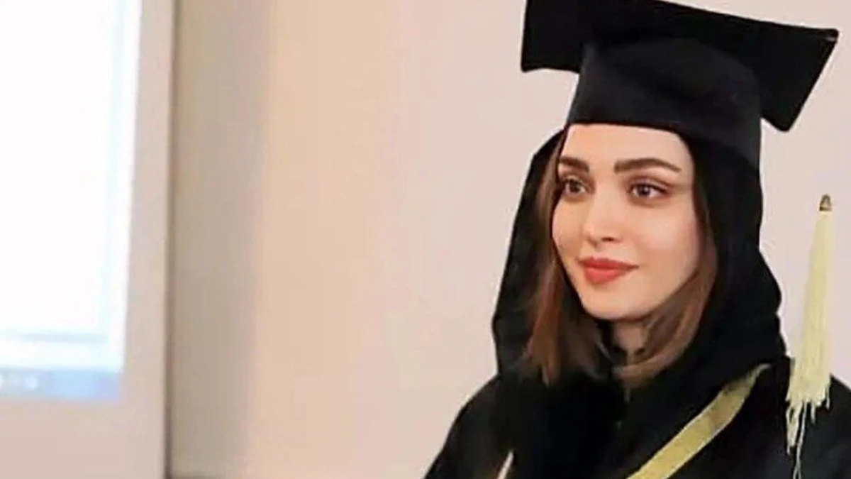 مراسم فارغ‌التحصیلی پرجنجال بهنوش طباطبایی در دانشگاه آزاد