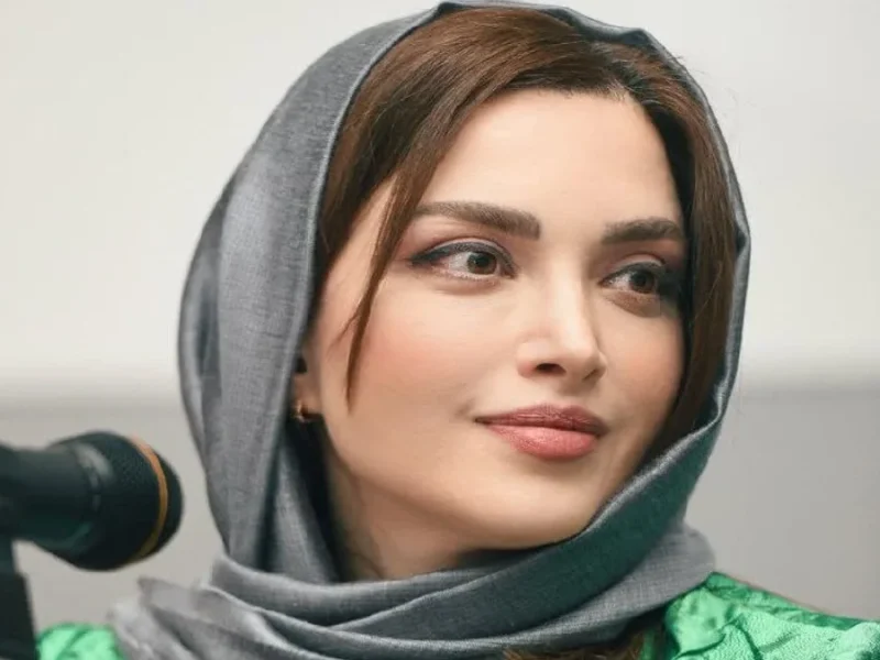 عکس اشک شوق بهنوش طباطبایی در جشن فارغ التحصیلی دکترا