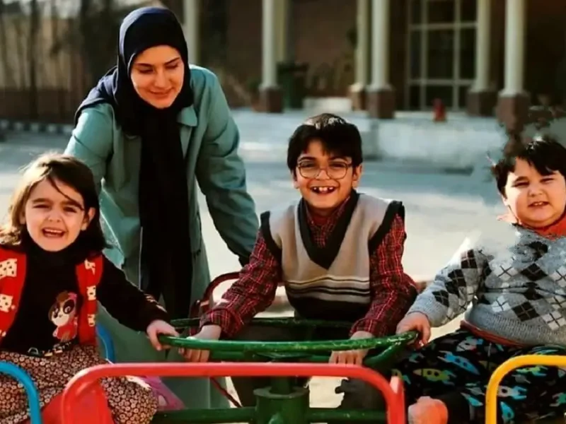 عکس یونا تدین در نقش خردسالی جواد جوادی در پشت صحنه سریال بچه مهندس 1