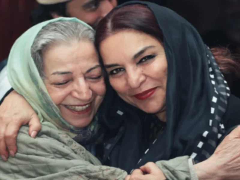 در آغوش گرفتن تهمینه میلانی و مرضیه برومند پس از تماشای فیلم «رها» در موزه