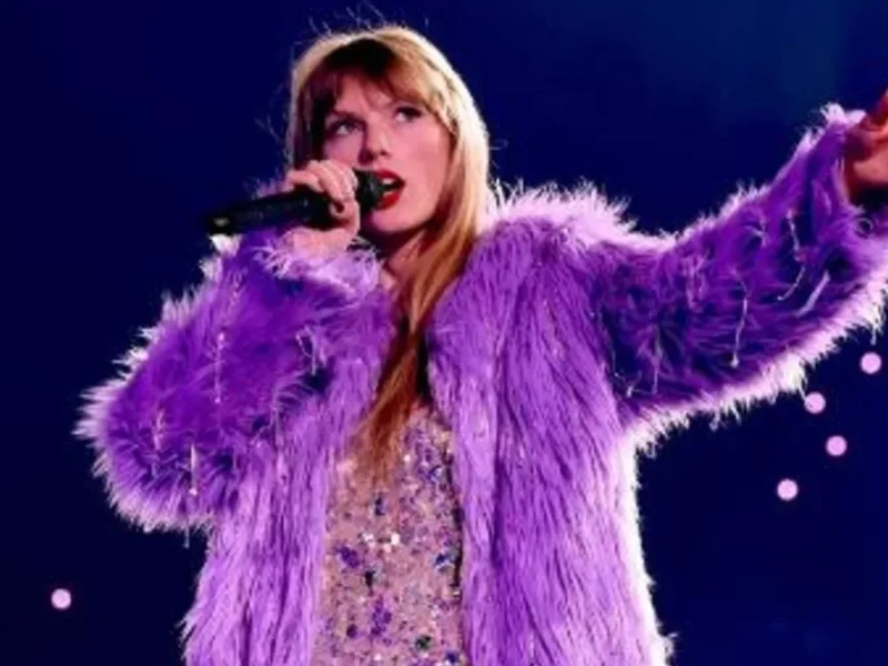 عکس «تیلور سوئیفت» در حال اجرای سرود ملی در ورزشگاه فرست انرژی سال 1386