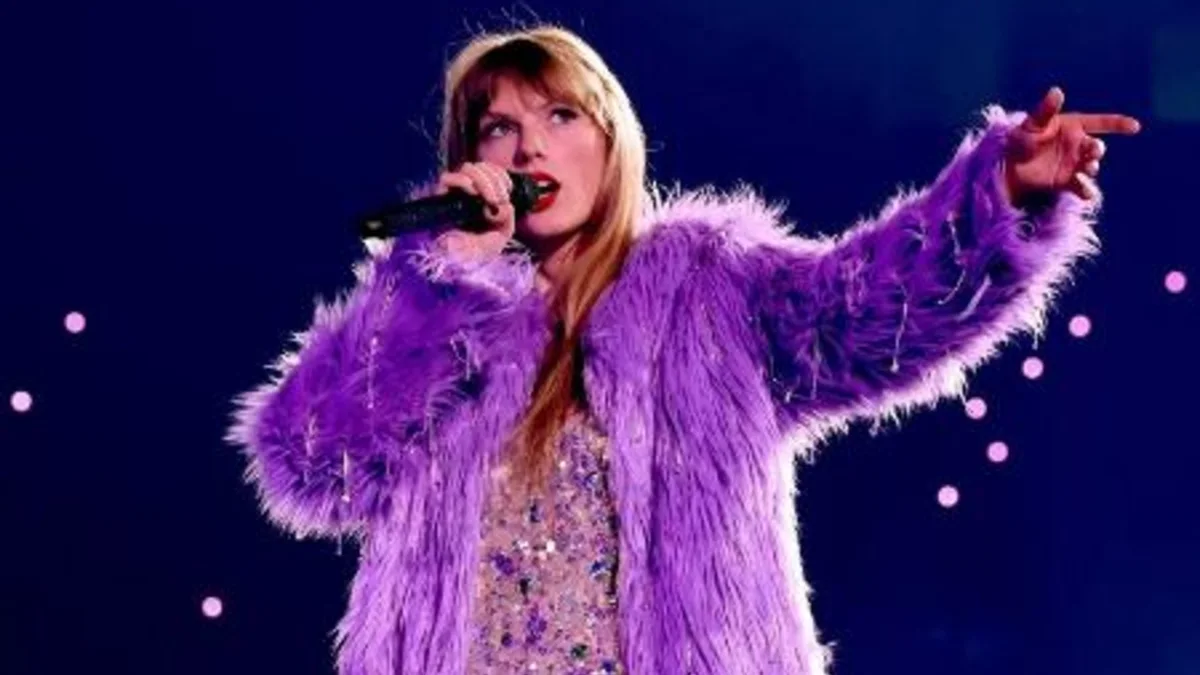 سفر در زمان| عکس «تیلور سوئیفت» در حال اجرای سرود ملی در ورزشگاه فرست انرژی سال 1386 عکس «تیلور سوئیفت» در حال اجرای سرود ملی در ورزشگاه فرست انرژی سال 1386