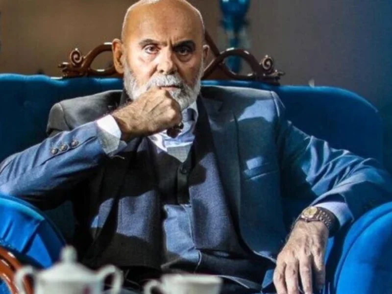 بدن خوش فرم «جمشید هاشم‌پور» با لباس تکواندو در دهه 70بدن خوش فرم «جمشید هاشم‌پور» با لباس تکواندو در دهه 70