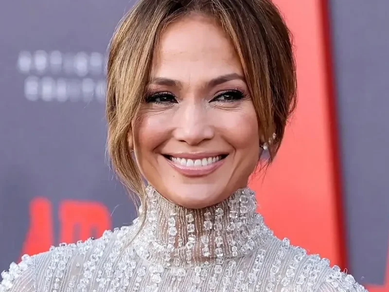 تصویر روز | «جنیفر لوپز 31 ساله» در حال پیاده روی در کالیفرنیا؛ سال 1378 «جنیفر لوپز 31 ساله» در حال پیاده روی در کالیفرنیا؛ سال 1378