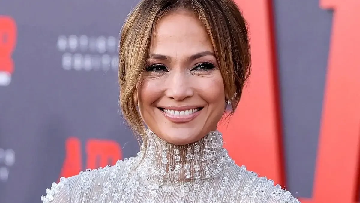 «جنیفر لوپز 31 ساله» در حال پیاده روی در کالیفرنیا؛ سال 1378