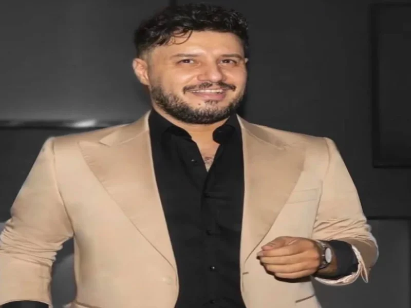 تغییر چهره عجیب و غریب "جواد عزتی" در کنار موتور مورد علاقه اش