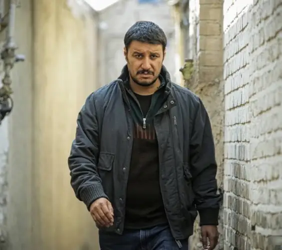 جواد عزتی در نقش‌ حجت در فیلم "شنای پروانه" (۱۳۹۸)