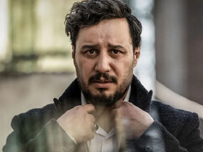 جواد عزتی در نقش‌ سامان در فیلم "خورشید" (۱۳۹۸)