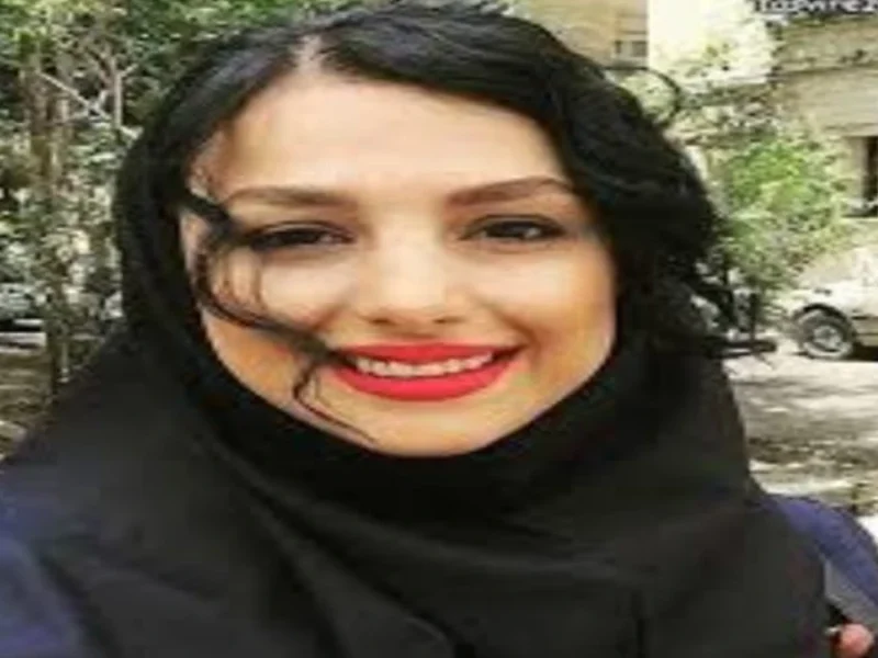 تصویر روز | رونمایی جوانه دلشاد از کتابخانه شخصیاش رونمایی جوانه دلشاد از کتابخانه شخصیاش